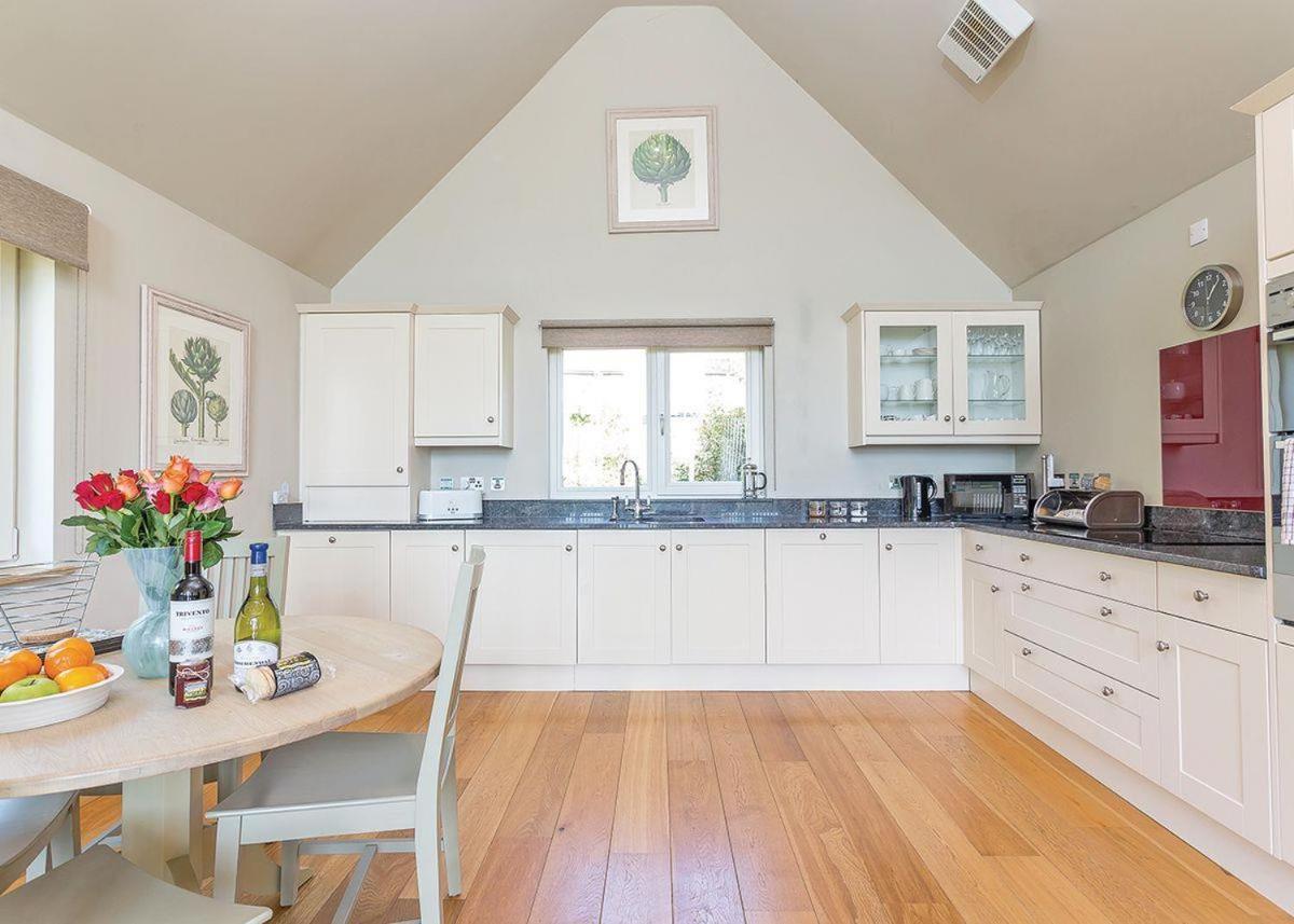 Swandown Lodges Chard Exterior foto