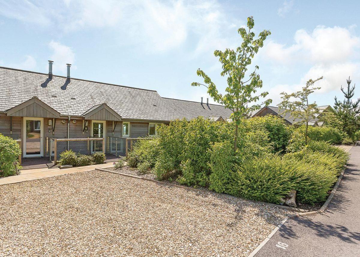 Swandown Lodges Chard Exterior foto
